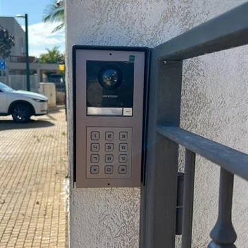 עולים קומה: למה כל בניין מגורים משותף חייב לעבור למערכת אינטרקום חכם?
